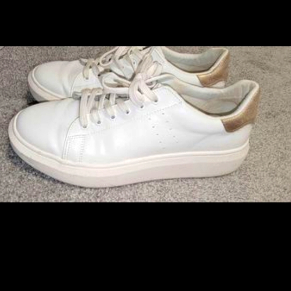 Sneakers Size 9